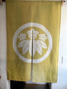 のれん 麻（伊平織） デザインあり（プリント） 芥子 W93xH110cm 2連 袋縫