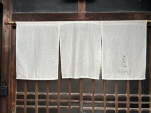のれん 麻（伊平織） デザインあり（プリント）生成り W164xH75cm 3連 袋縫 防炎 UV