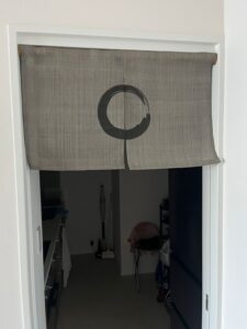 IONO オーダー商品 のれん 手織麻 デザインあり（プリント） 松煙 W71xH45cm 2連 袋縫