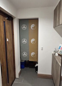 のれん 麻（伊平織） 柄文様（プリント） 多色指定 W75xH170cm 2連 袋縫 撥水（指定色:灰緑/芥子）