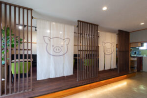 のれん 麻（伊平織） デザイン（プリント） 生成り W120xH180cm 3連 袋縫 防炎（幅指定:38/44/38cm ）